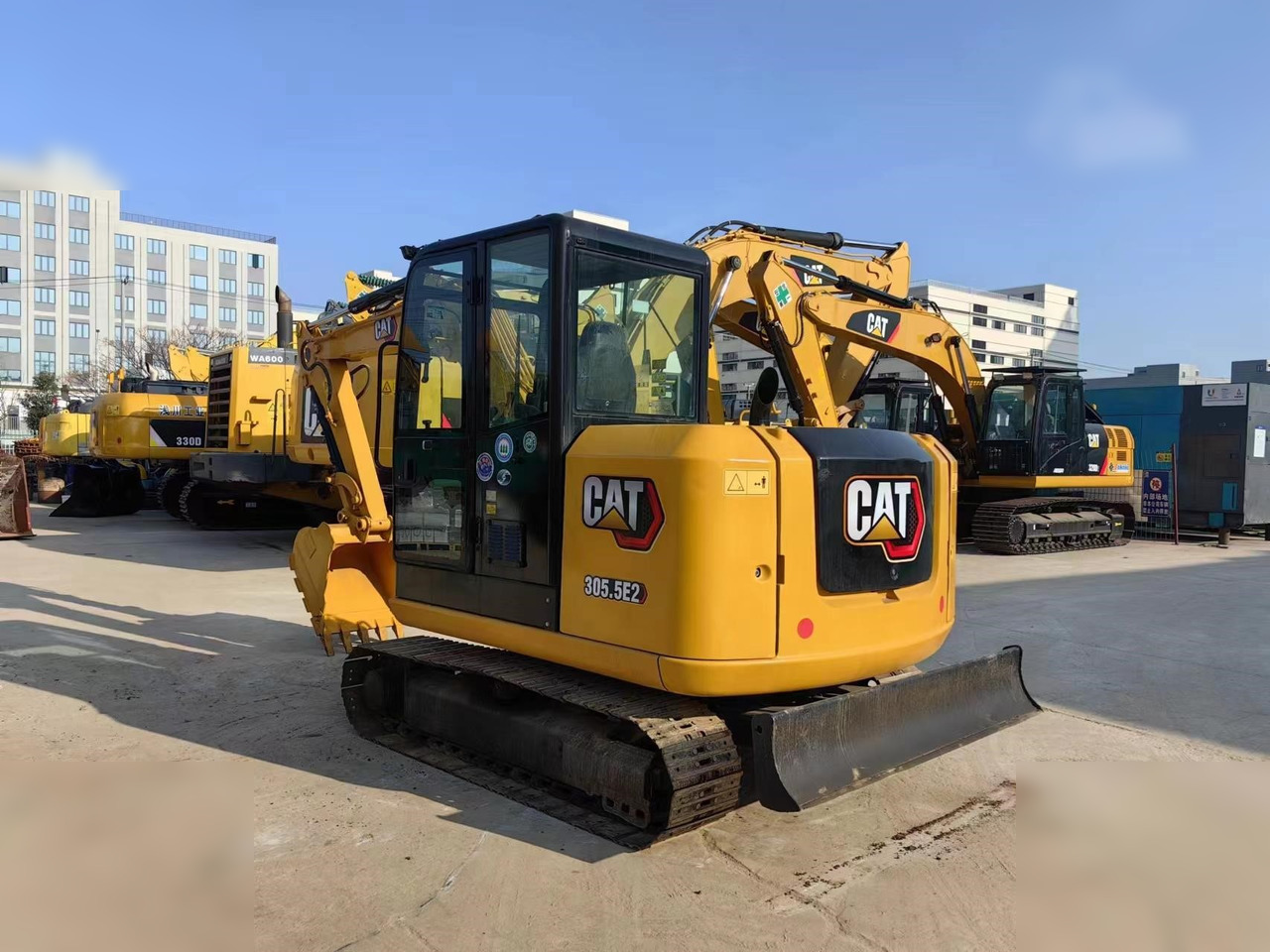 CATERPILLAR 305.5E2 - Minikotró: 4 kép. CATERPILLAR 305.5E2 - Minikotró: 4 kép.