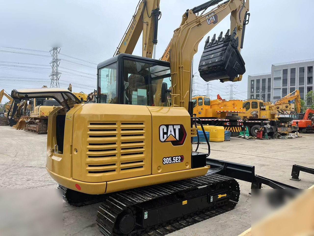 CATERPILLAR 305.5E2 - Minikotró: 2 kép. CATERPILLAR 305.5E2 - Minikotró: 2 kép.