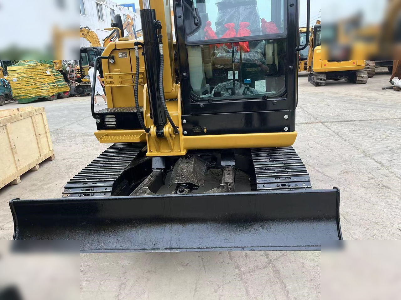 CATERPILLAR 305.5E2 - Minikotró: 3 kép. CATERPILLAR 305.5E2 - Minikotró: 3 kép.
