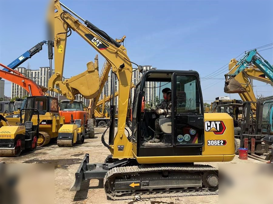 CATERPILLAR 306E2 - Lánctalpas kotró: 1 kép. CATERPILLAR 306E2 - Lánctalpas kotró: 1 kép.