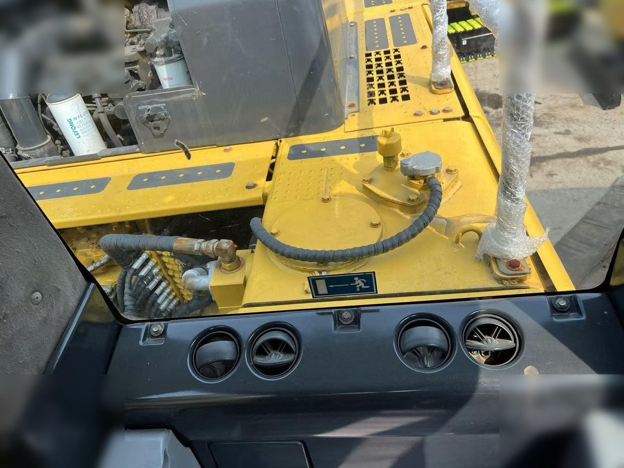 CATERPILLAR 312D2 GC - Lánctalpas kotró: 5 kép. CATERPILLAR 312D2 GC - Lánctalpas kotró: 5 kép.