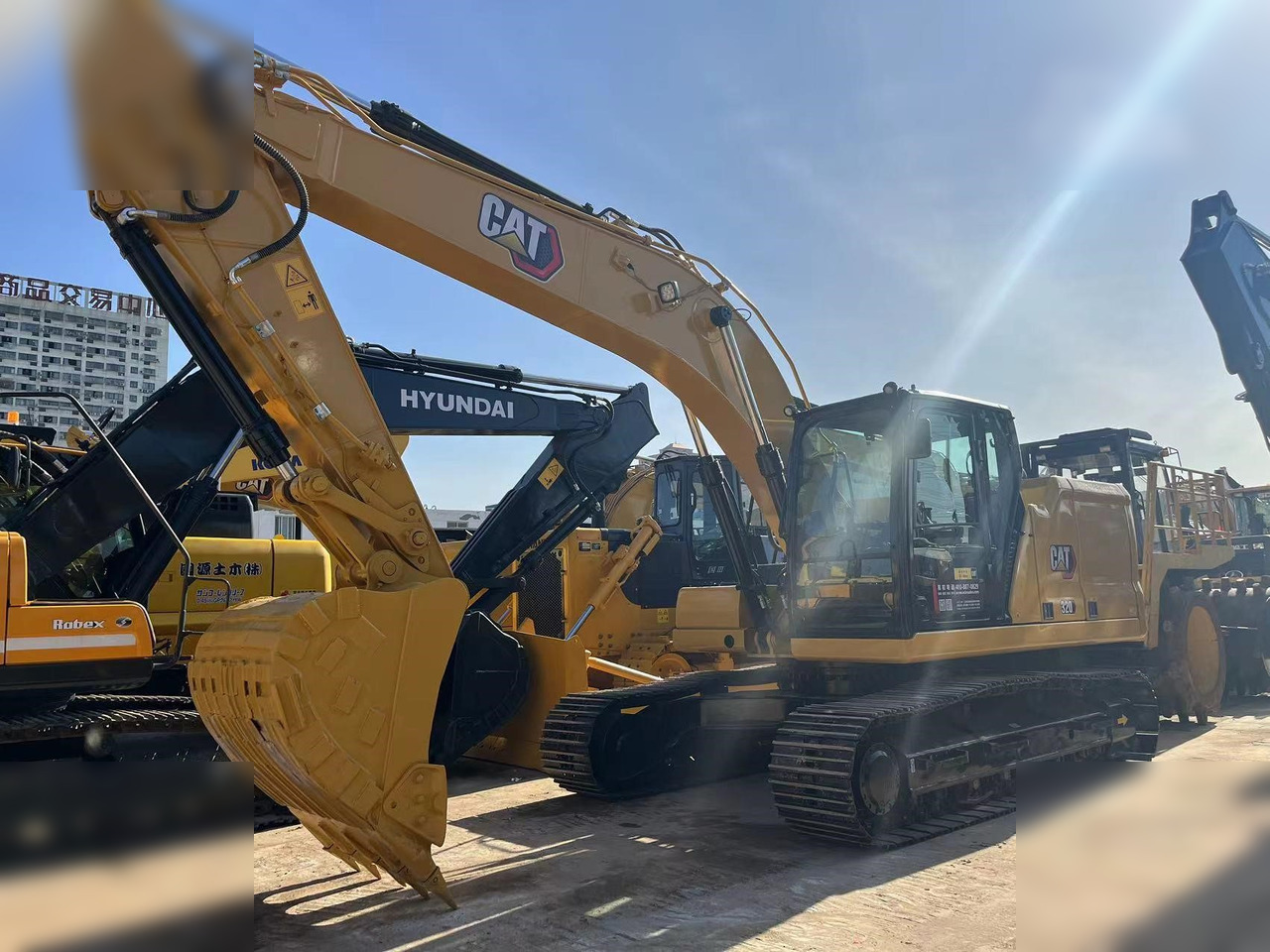 CATERPILLAR 320 - Lánctalpas kotró: 2 kép. CATERPILLAR 320 - Lánctalpas kotró: 2 kép.