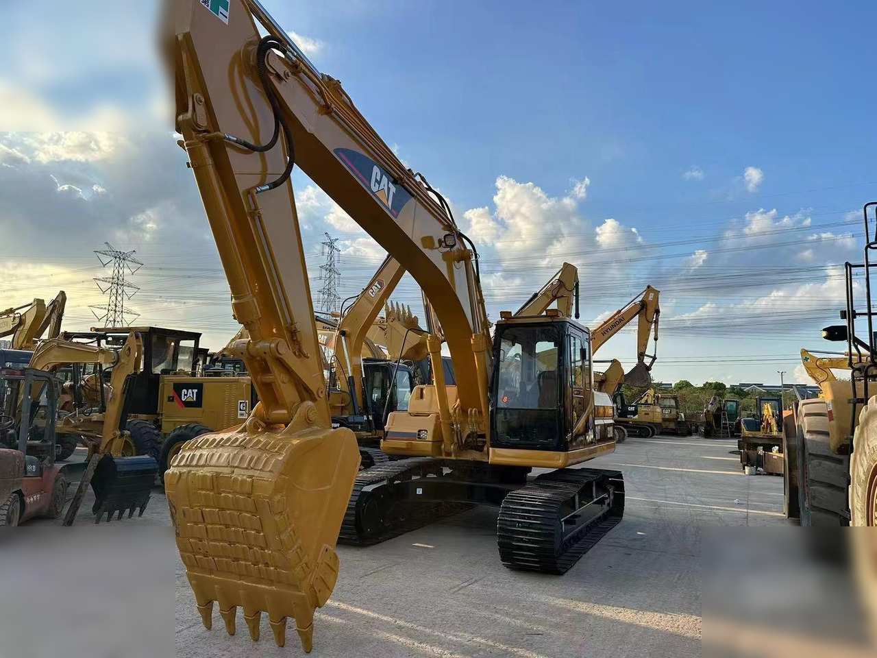 CATERPILLAR 320BL - Lánctalpas kotró: 2 kép. CATERPILLAR 320BL - Lánctalpas kotró: 2 kép.