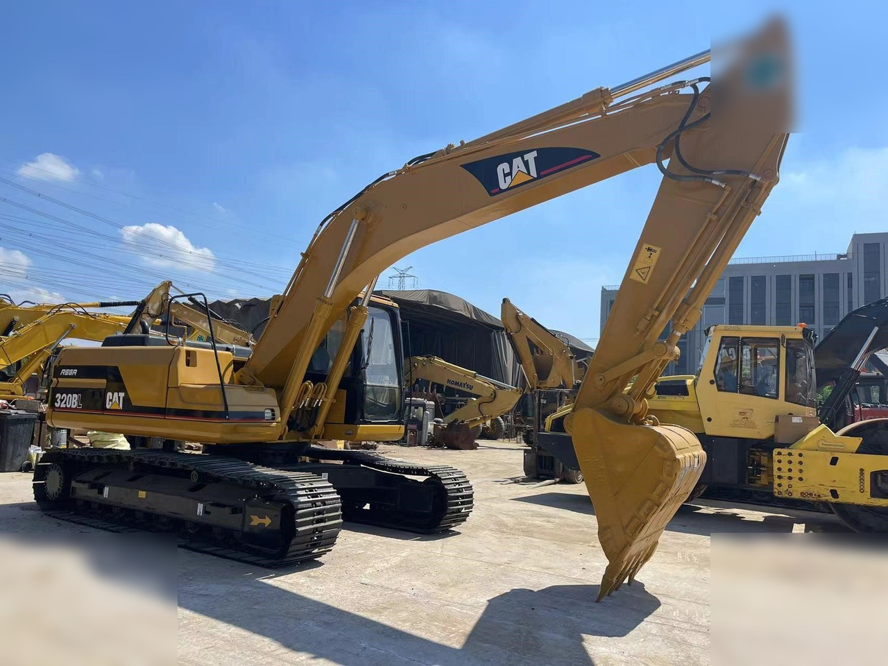 CATERPILLAR 320BL - Lánctalpas kotró: 3 kép. CATERPILLAR 320BL - Lánctalpas kotró: 3 kép.