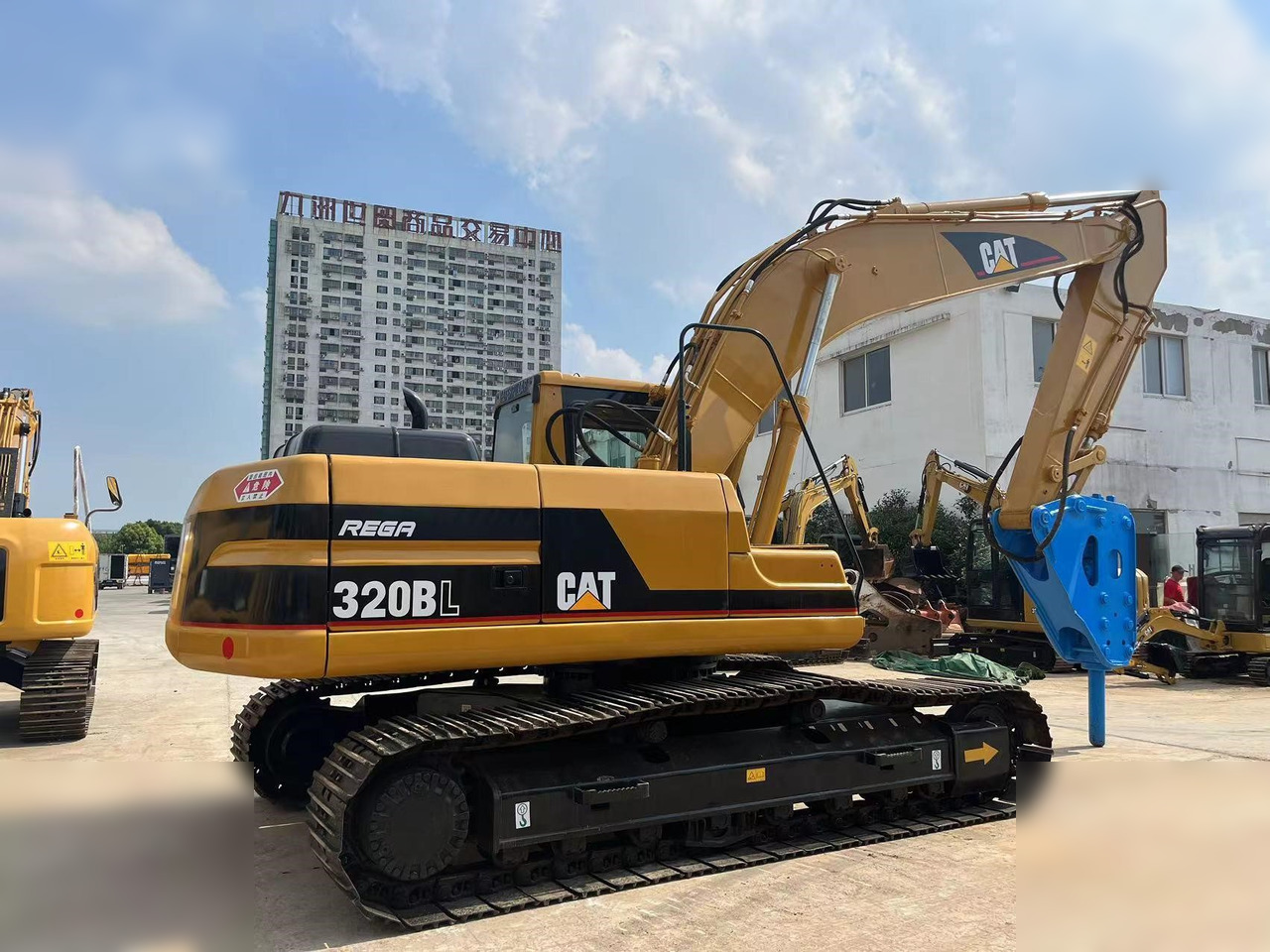 CATERPILLAR 320BL - Lánctalpas kotró: 2 kép. CATERPILLAR 320BL - Lánctalpas kotró: 2 kép.