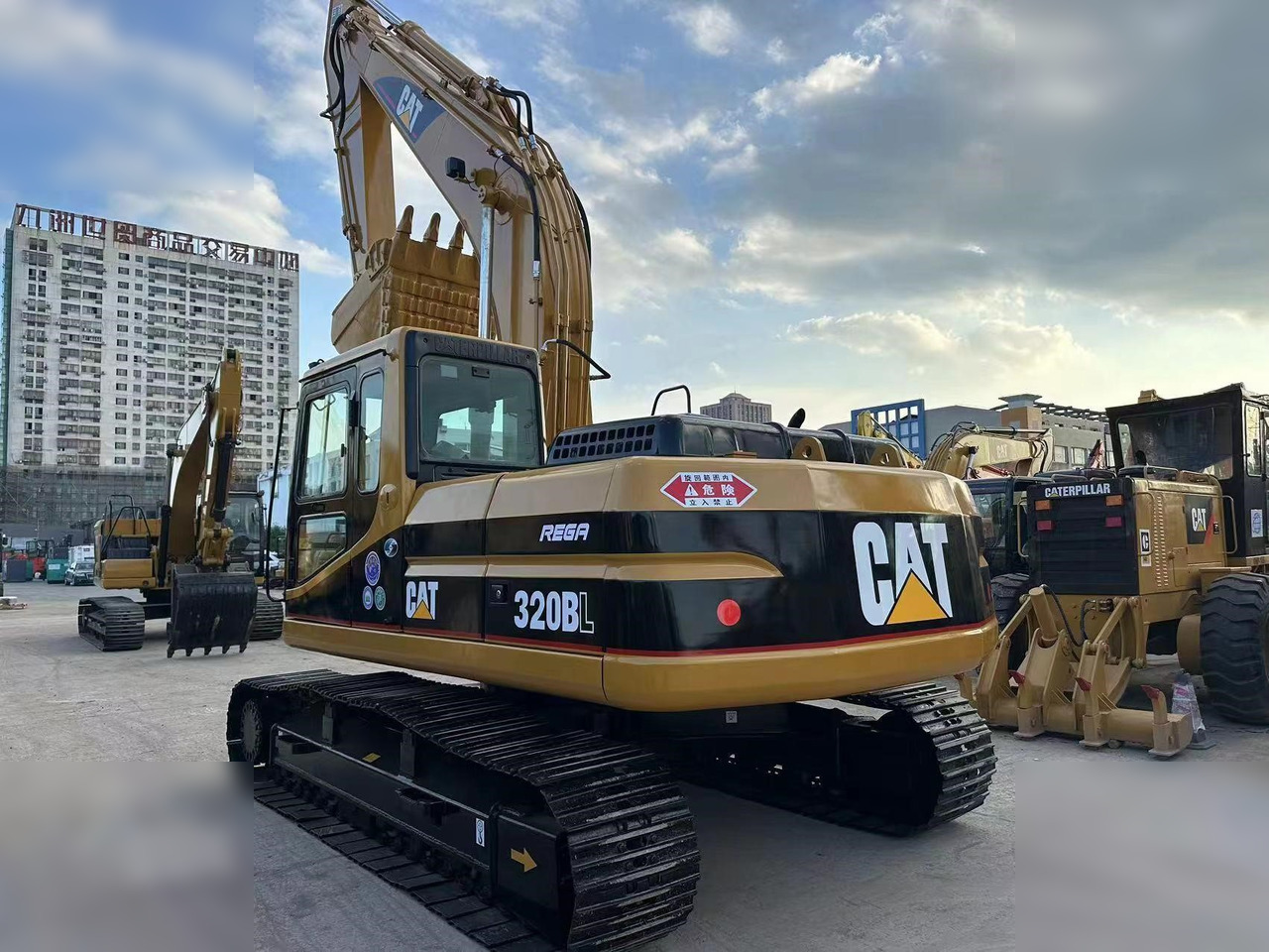CATERPILLAR 320BL - Lánctalpas kotró: 3 kép. CATERPILLAR 320BL - Lánctalpas kotró: 3 kép.