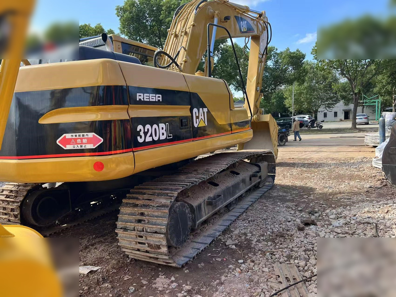 CATERPILLAR 320BL - Lánctalpas kotró: 3 kép. CATERPILLAR 320BL - Lánctalpas kotró: 3 kép.