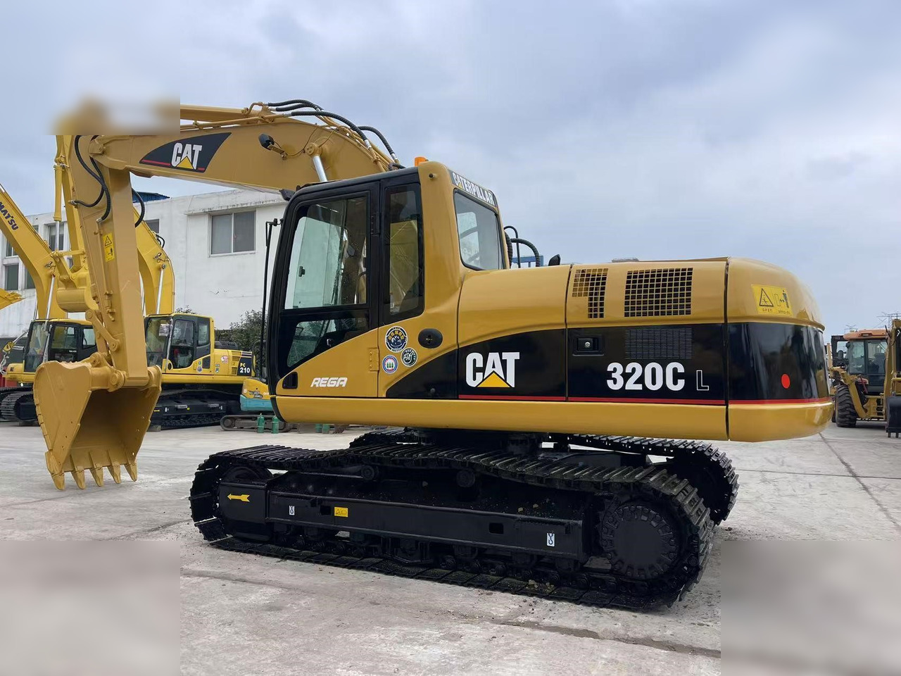 CATERPILLAR 320C - Lánctalpas kotró: 2 kép. CATERPILLAR 320C - Lánctalpas kotró: 2 kép.