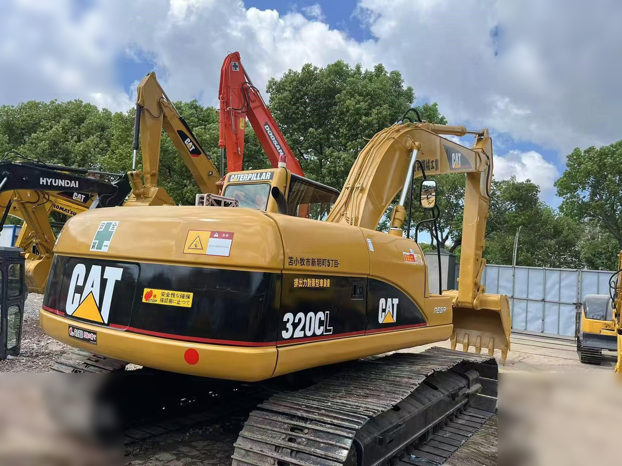 CATERPILLAR 320CL - Lánctalpas kotró: 4 kép. CATERPILLAR 320CL - Lánctalpas kotró: 4 kép.