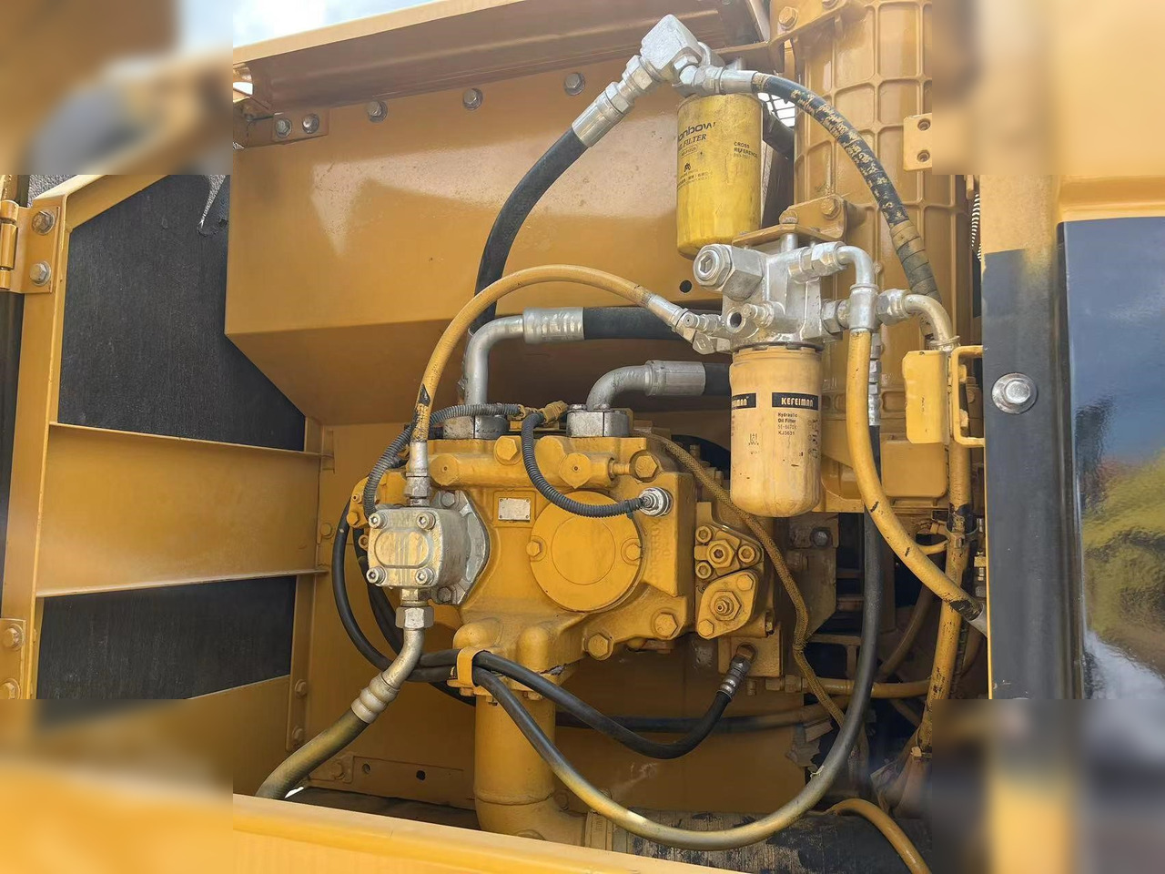 Lánctalpas kotró CATERPILLAR 320CL: 10 kép.