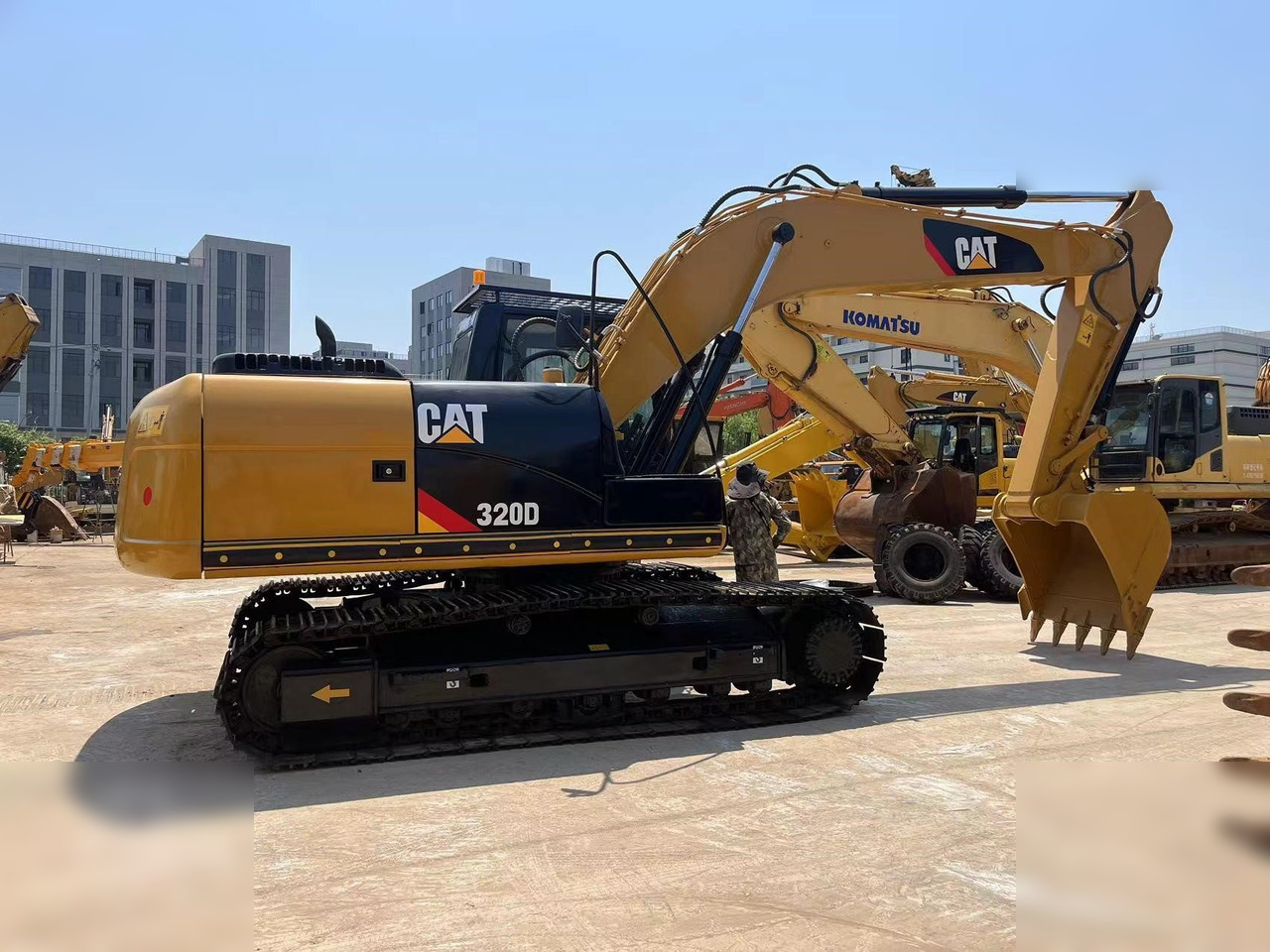 CATERPILLAR 320D - Lánctalpas kotró: 2 kép. CATERPILLAR 320D - Lánctalpas kotró: 2 kép.