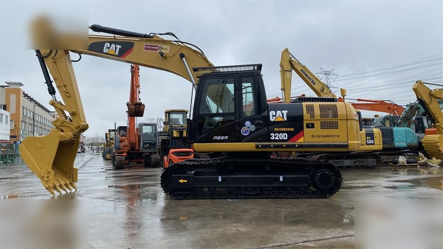 CATERPILLAR 320D - Lánctalpas kotró: 1 kép. CATERPILLAR 320D - Lánctalpas kotró: 1 kép.
