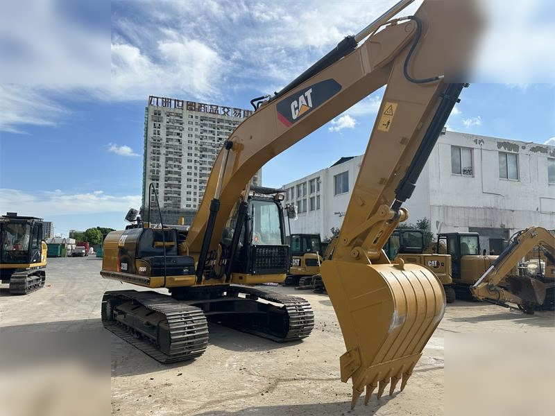 CATERPILLAR 320D - Lánctalpas kotró: 3 kép. CATERPILLAR 320D - Lánctalpas kotró: 3 kép.
