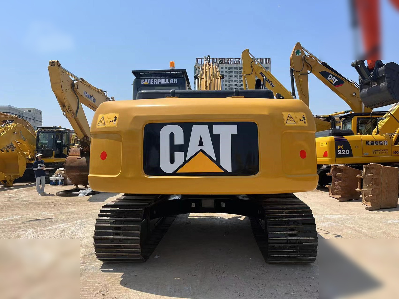CATERPILLAR 320D - Lánctalpas kotró: 5 kép. CATERPILLAR 320D - Lánctalpas kotró: 5 kép.