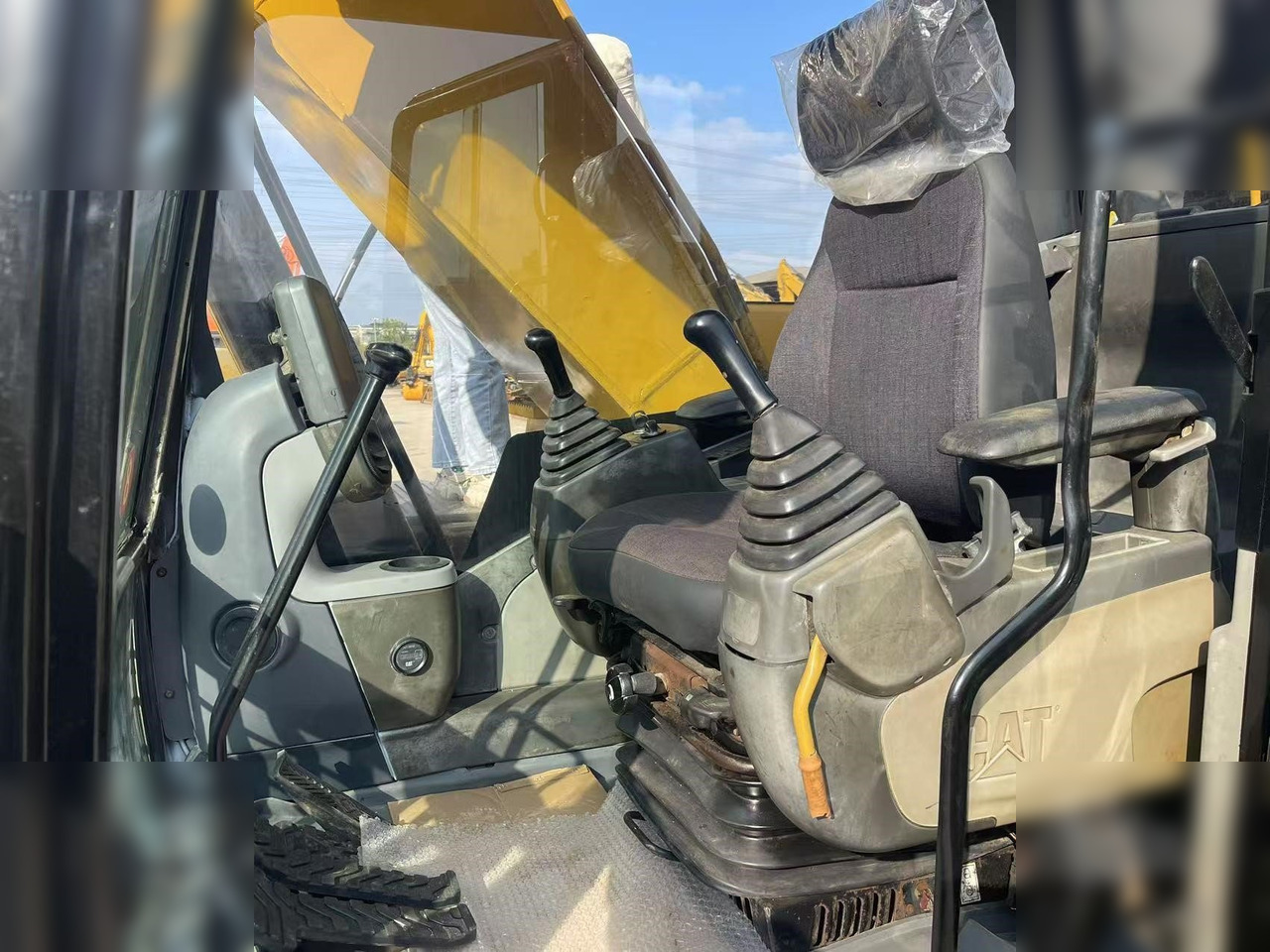 CATERPILLAR 320D - Lánctalpas kotró: 5 kép. CATERPILLAR 320D - Lánctalpas kotró: 5 kép.