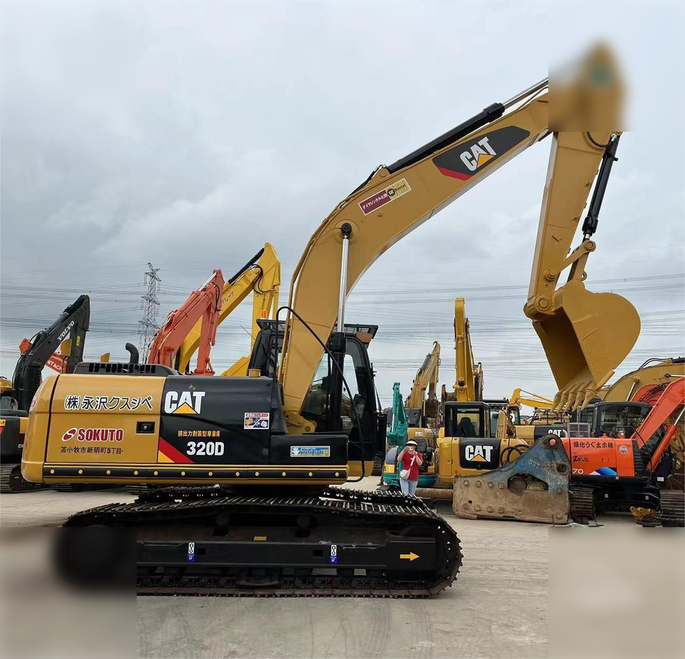 CATERPILLAR 320D - Lánctalpas kotró: 1 kép. CATERPILLAR 320D - Lánctalpas kotró: 1 kép.