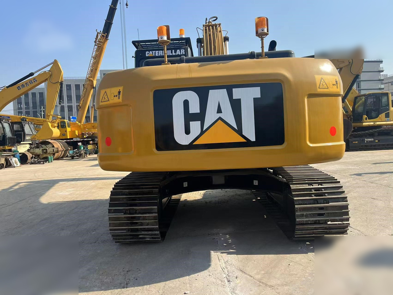 CATERPILLAR 320D - Lánctalpas kotró: 3 kép. CATERPILLAR 320D - Lánctalpas kotró: 3 kép.