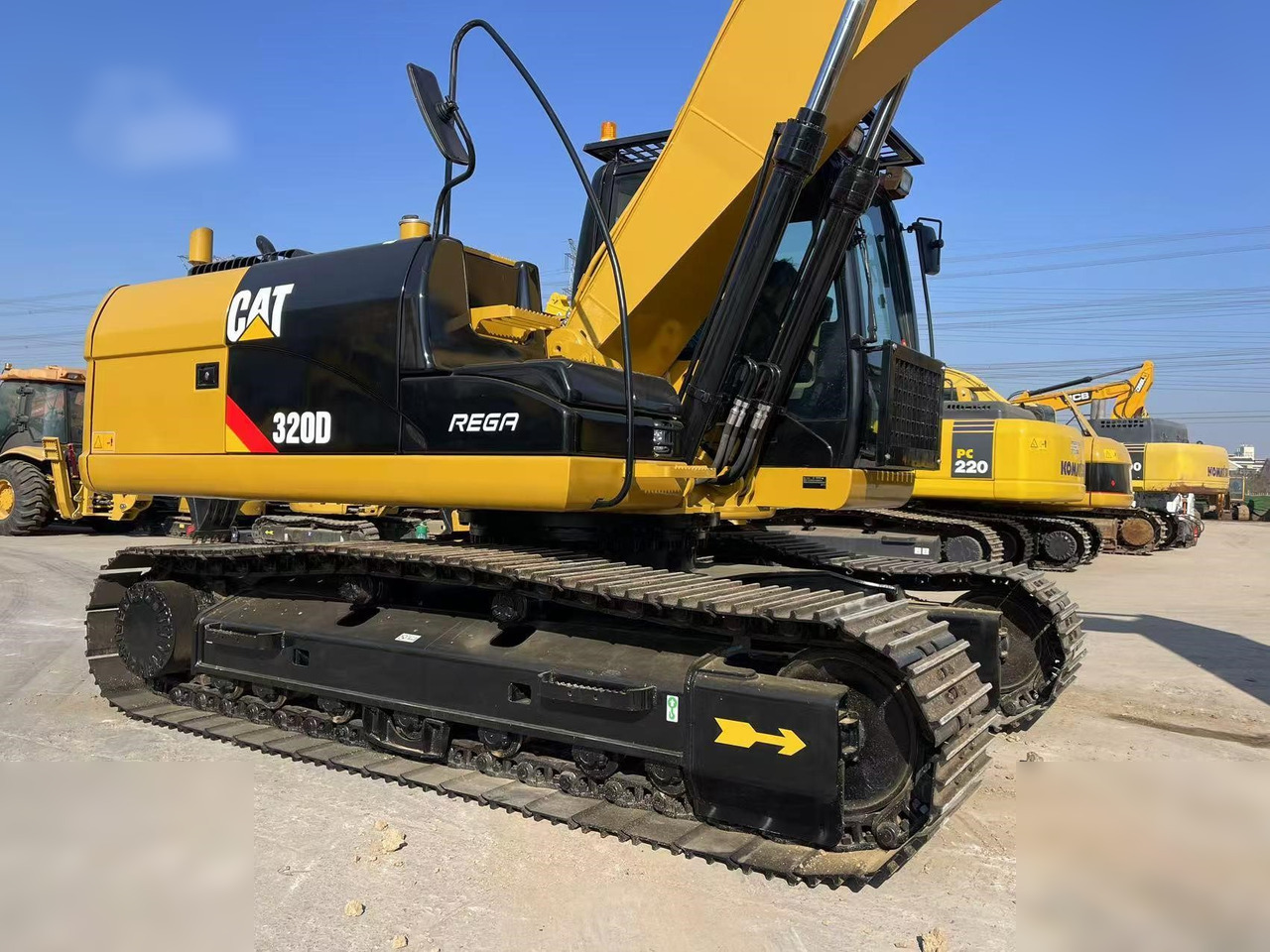 CATERPILLAR 320D - Lánctalpas kotró: 4 kép. CATERPILLAR 320D - Lánctalpas kotró: 4 kép.