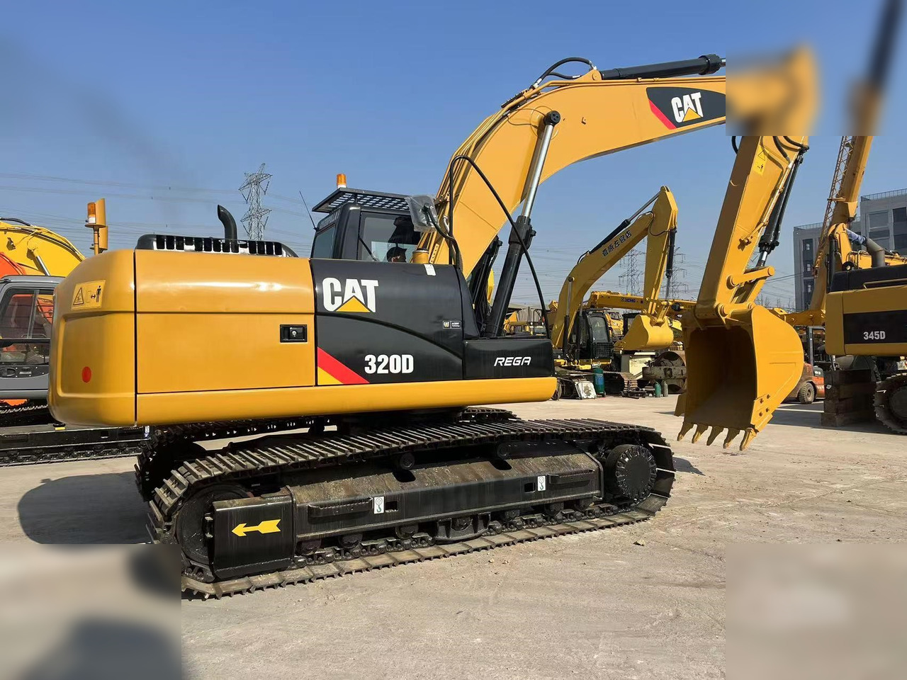 CATERPILLAR 320D - Lánctalpas kotró: 2 kép. CATERPILLAR 320D - Lánctalpas kotró: 2 kép.