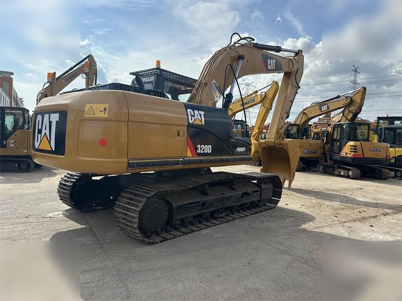 CATERPILLAR 320D - Lánctalpas kotró: 4 kép. CATERPILLAR 320D - Lánctalpas kotró: 4 kép.