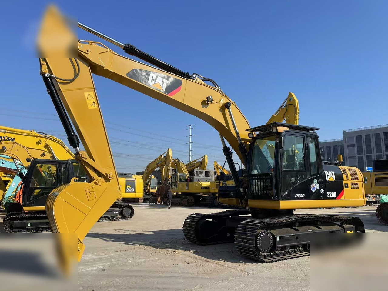 CATERPILLAR 320D - Lánctalpas kotró: 2 kép. CATERPILLAR 320D - Lánctalpas kotró: 2 kép.