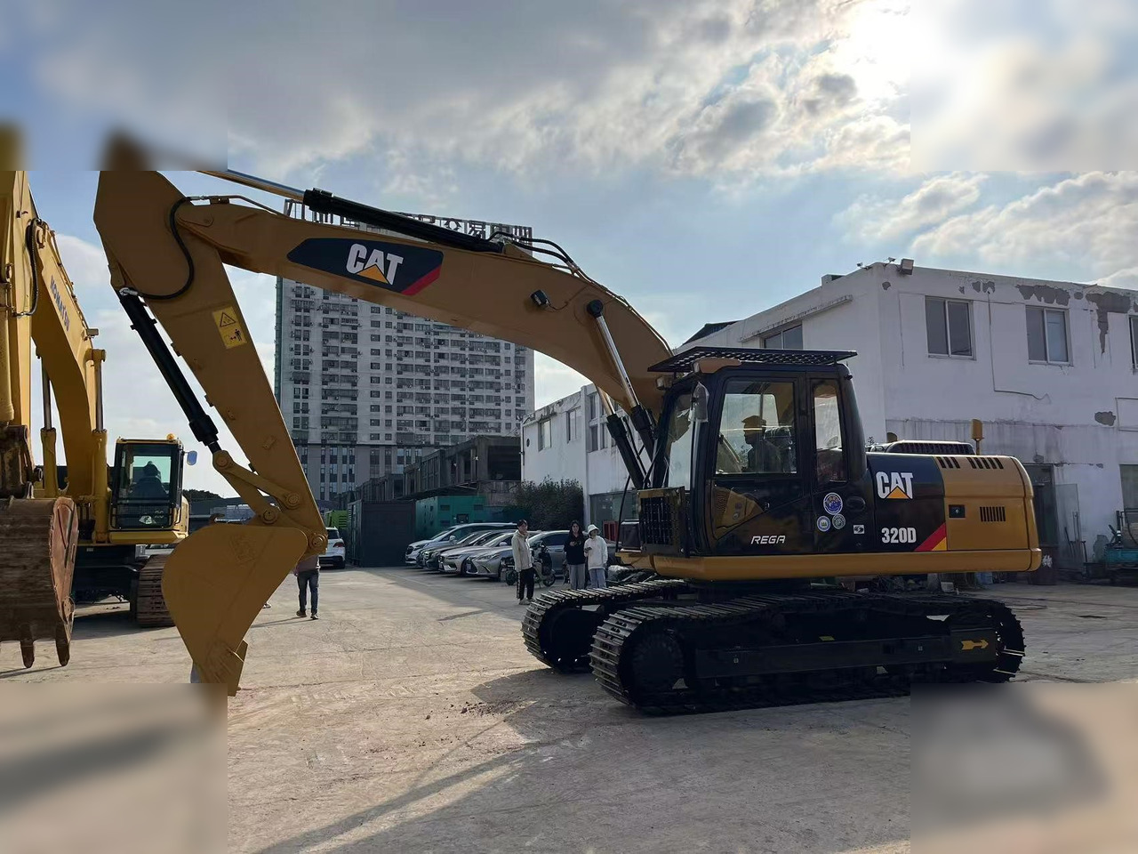 CATERPILLAR 320D - Lánctalpas kotró: 3 kép. CATERPILLAR 320D - Lánctalpas kotró: 3 kép.