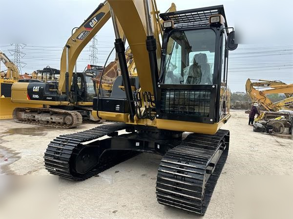 CATERPILLAR 320D2 - Lánctalpas kotró: 5 kép. CATERPILLAR 320D2 - Lánctalpas kotró: 5 kép.