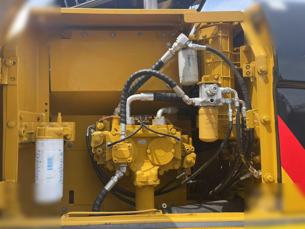 Lánctalpas kotró CATERPILLAR 320DL: 11 kép.