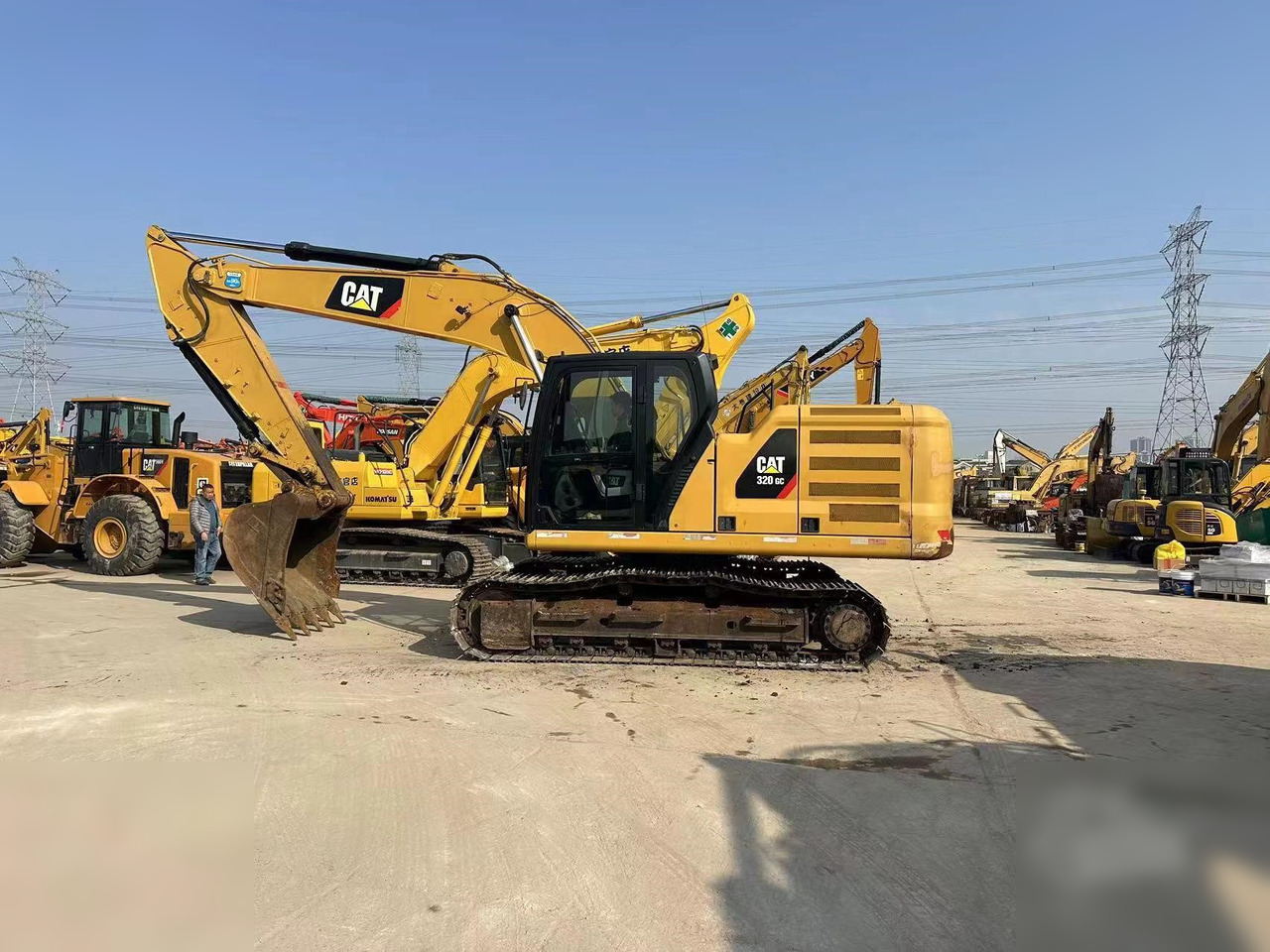 CATERPILLAR 320GC - Lánctalpas kotró: 2 kép. CATERPILLAR 320GC - Lánctalpas kotró: 2 kép.