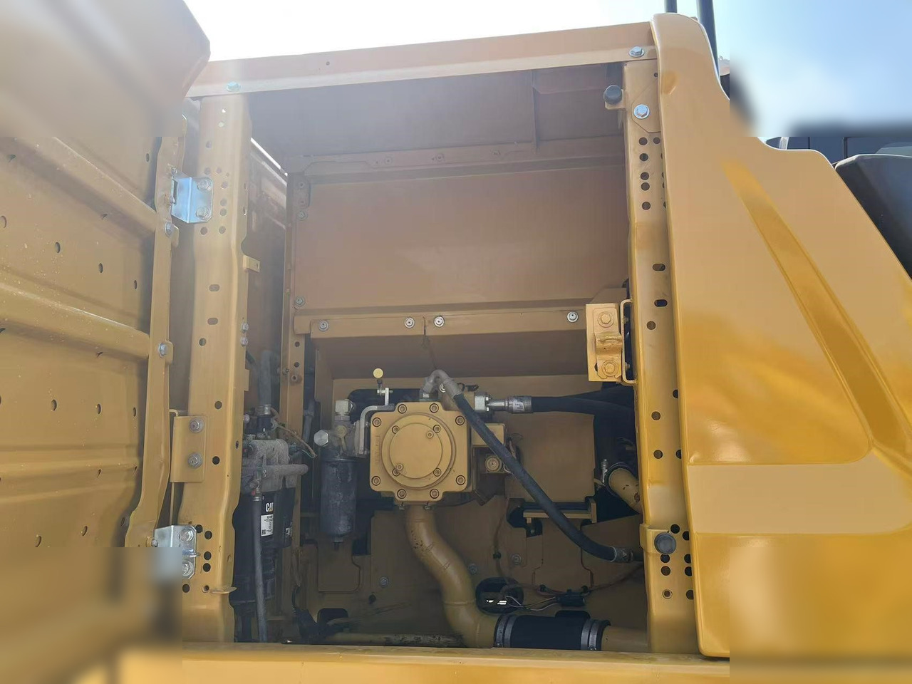 CATERPILLAR 320GC - Lánctalpas kotró: 5 kép. CATERPILLAR 320GC - Lánctalpas kotró: 5 kép.