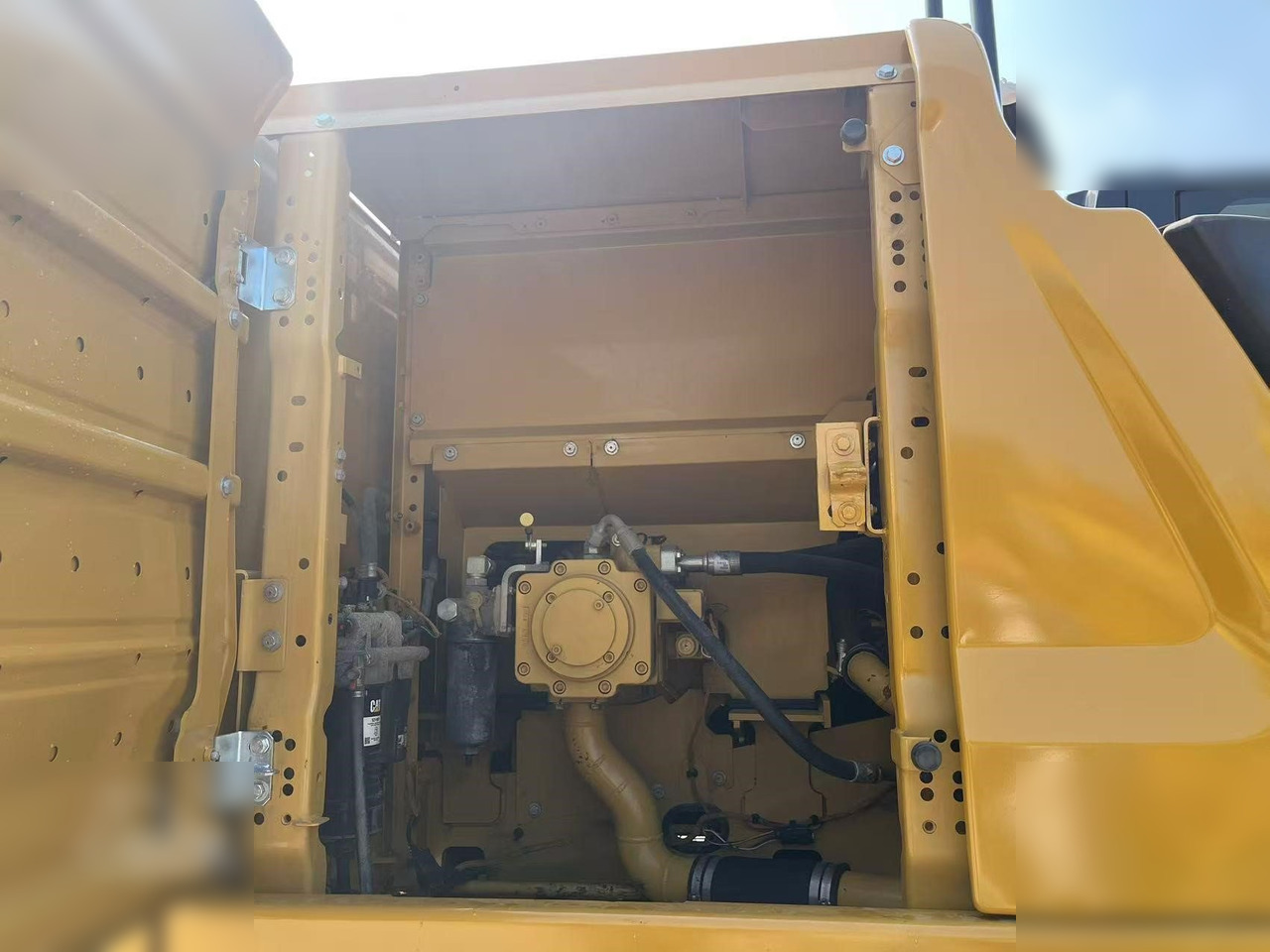 CATERPILLAR 320GC - Lánctalpas kotró: 5 kép. CATERPILLAR 320GC - Lánctalpas kotró: 5 kép.