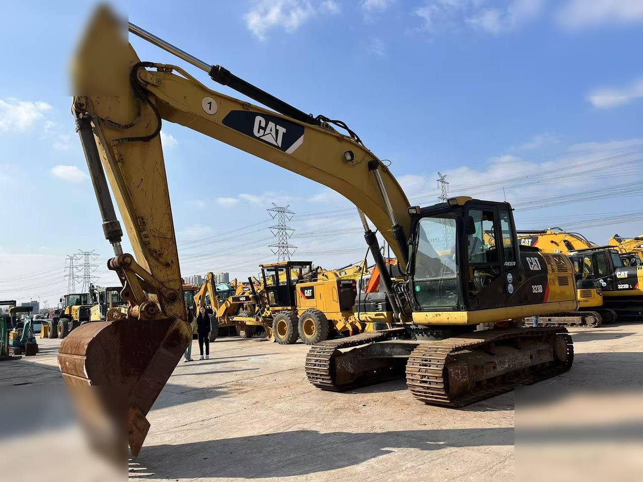 CATERPILLAR 323D - Lánctalpas kotró: 2 kép. CATERPILLAR 323D - Lánctalpas kotró: 2 kép.