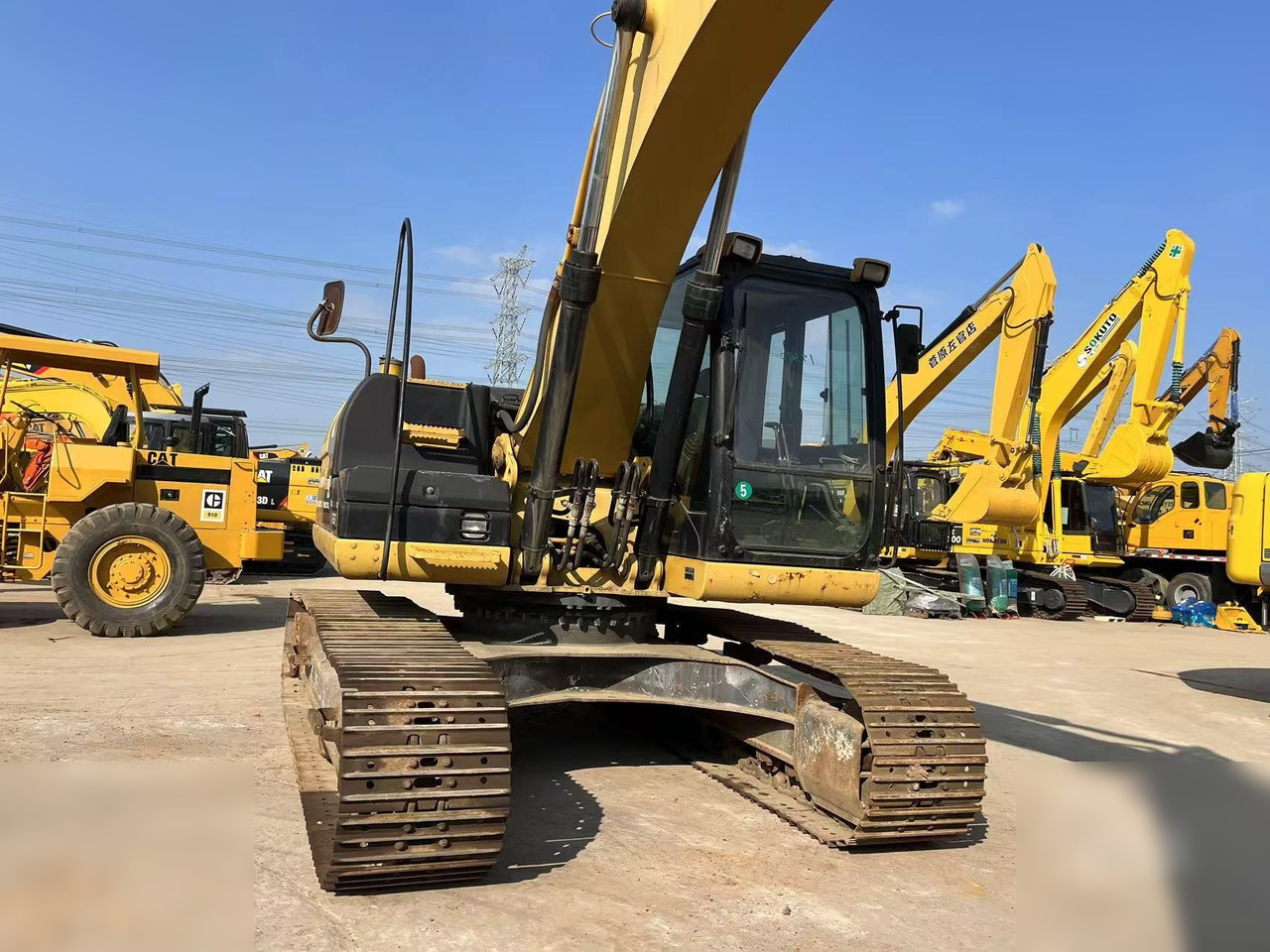 CATERPILLAR 323D - Lánctalpas kotró: 3 kép. CATERPILLAR 323D - Lánctalpas kotró: 3 kép.