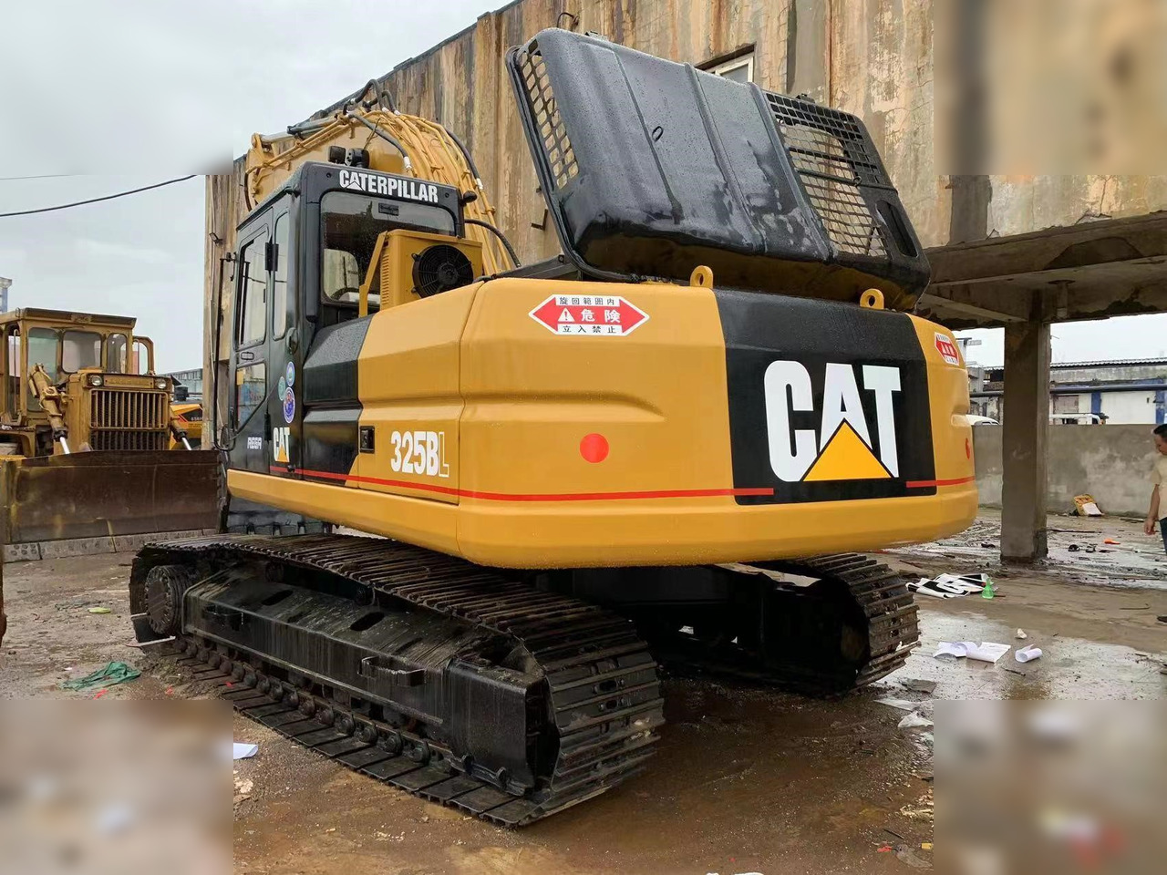 CATERPILLAR 325BL - Lánctalpas kotró: 3 kép. CATERPILLAR 325BL - Lánctalpas kotró: 3 kép.