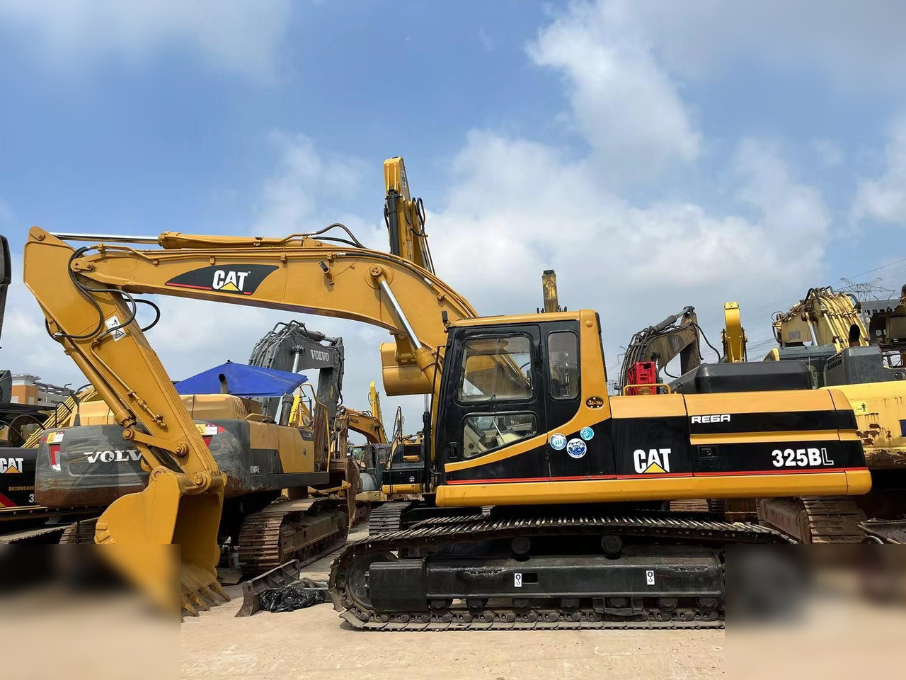 CATERPILLAR 325BL - Lánctalpas kotró: 1 kép. CATERPILLAR 325BL - Lánctalpas kotró: 1 kép.