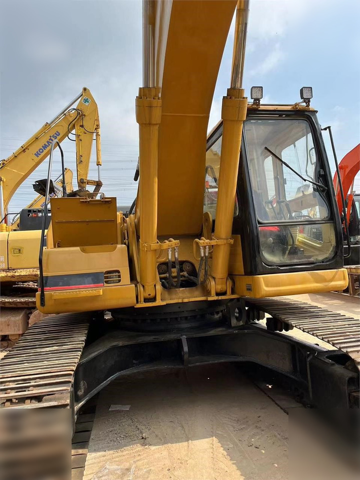 CATERPILLAR 325BL - Lánctalpas kotró: 2 kép. CATERPILLAR 325BL - Lánctalpas kotró: 2 kép.