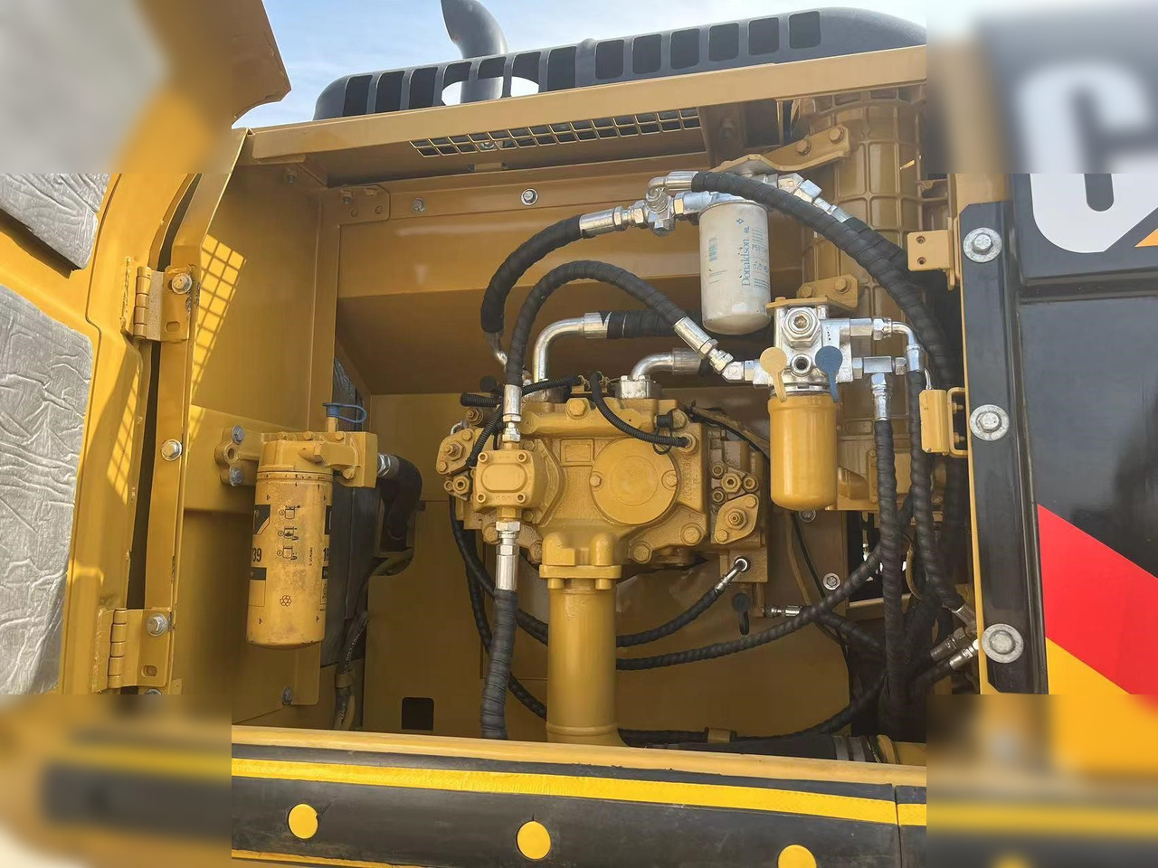 Lánctalpas kotró CATERPILLAR 325DL: 9 kép.