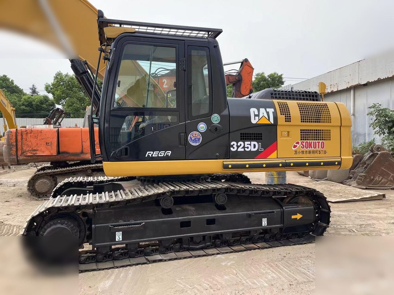 CATERPILLAR 325DL - Lánctalpas kotró: 3 kép. CATERPILLAR 325DL - Lánctalpas kotró: 3 kép.