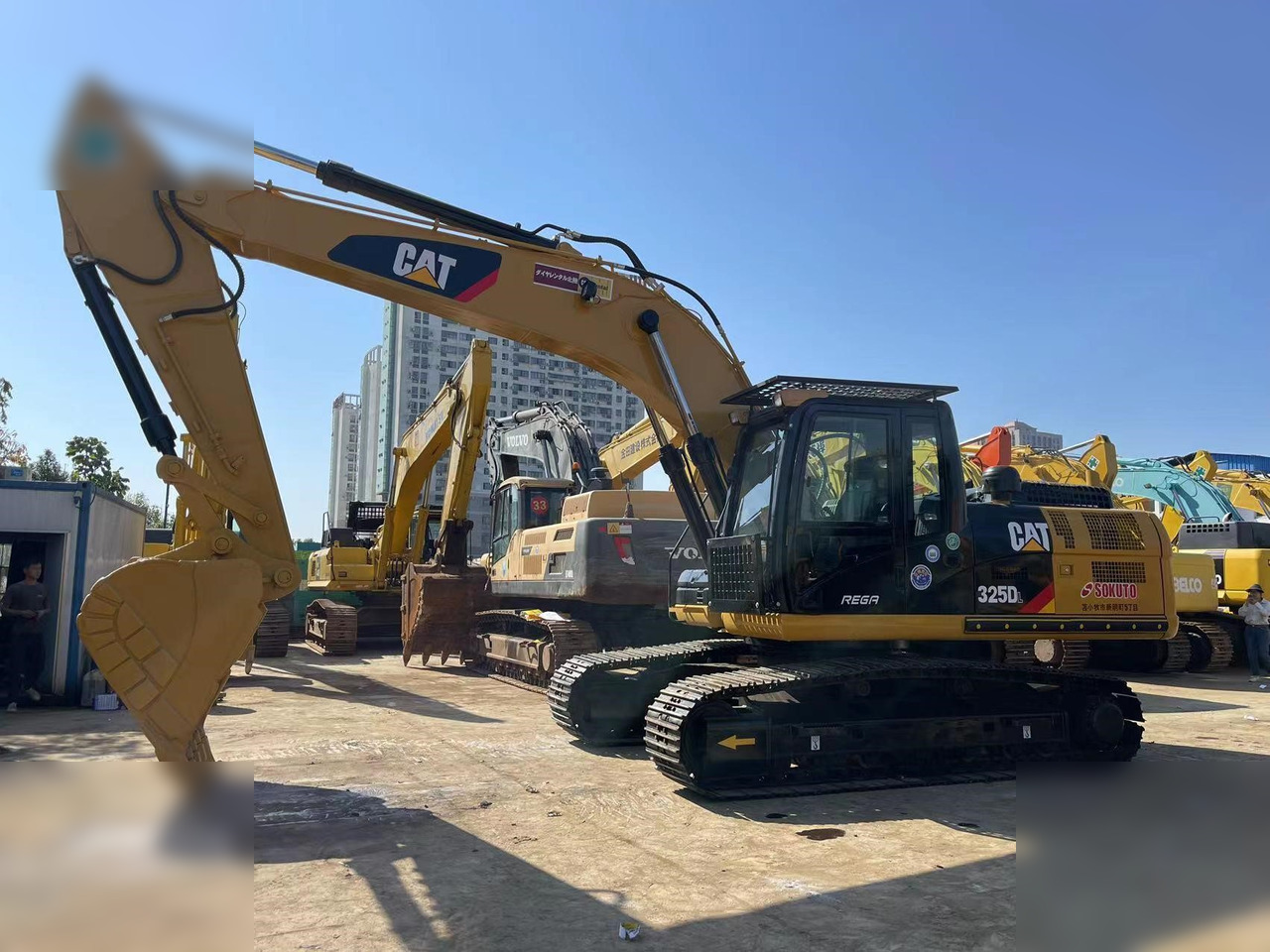 CATERPILLAR 325DL - Lánctalpas kotró: 4 kép. CATERPILLAR 325DL - Lánctalpas kotró: 4 kép.
