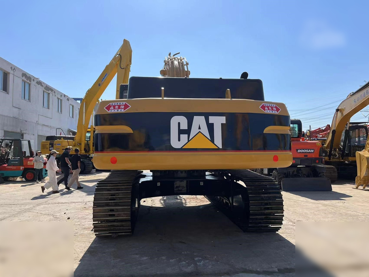 CATERPILLAR 330BL - Lánctalpas kotró: 2 kép. CATERPILLAR 330BL - Lánctalpas kotró: 2 kép.
