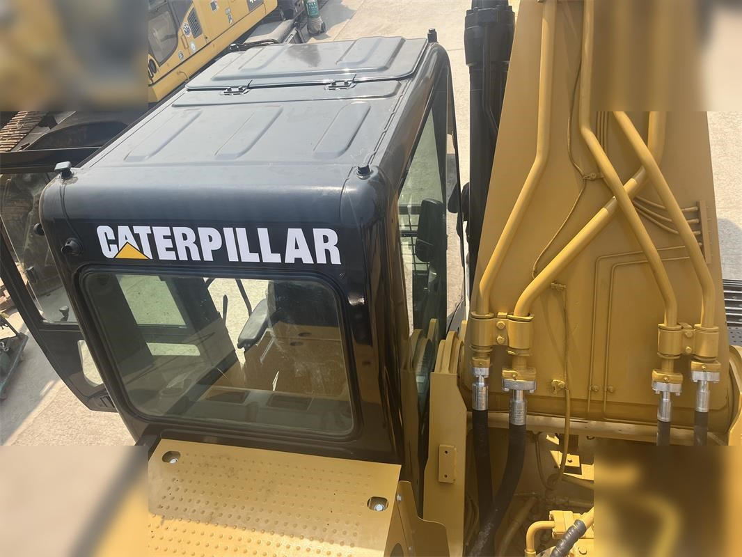 CATERPILLAR 330D - Lánctalpas kotró: 5 kép. CATERPILLAR 330D - Lánctalpas kotró: 5 kép.