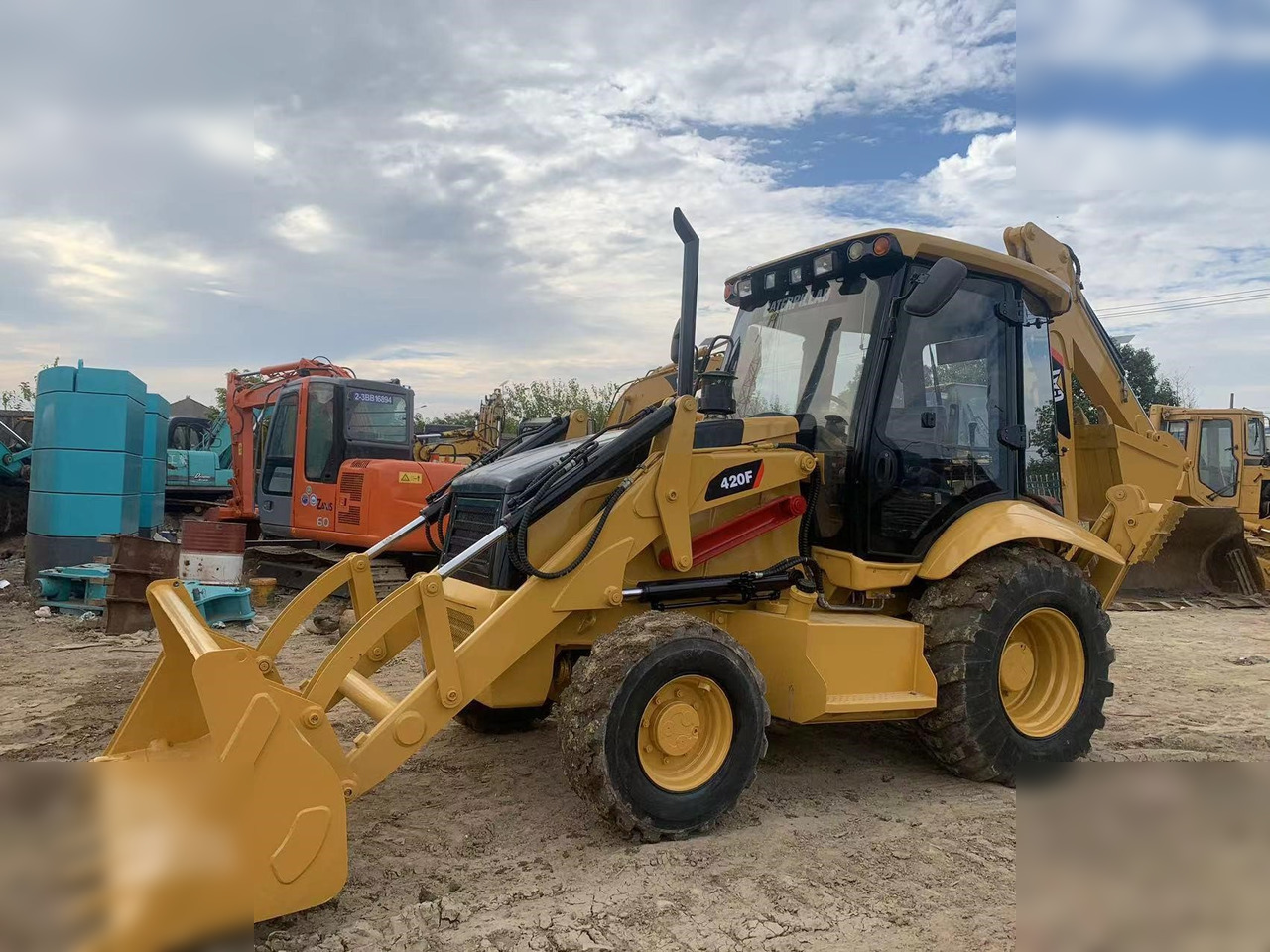 CATERPILLAR 420F - Kotrórakodó: 3 kép. CATERPILLAR 420F - Kotrórakodó: 3 kép.