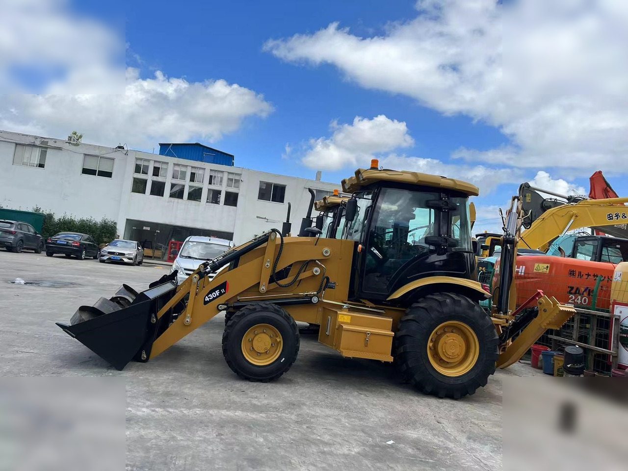 CATERPILLAR 430F2 - Kotrórakodó: 1 kép. CATERPILLAR 430F2 - Kotrórakodó: 1 kép.