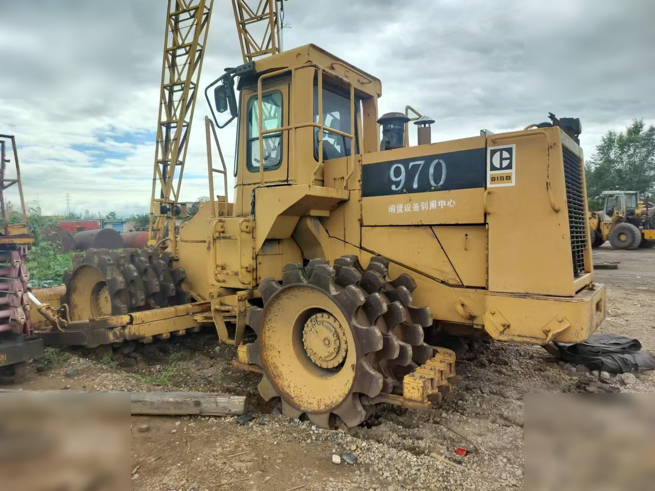 CATERPILLAR 815B - Úthenger: 2 kép. CATERPILLAR 815B - Úthenger: 2 kép.