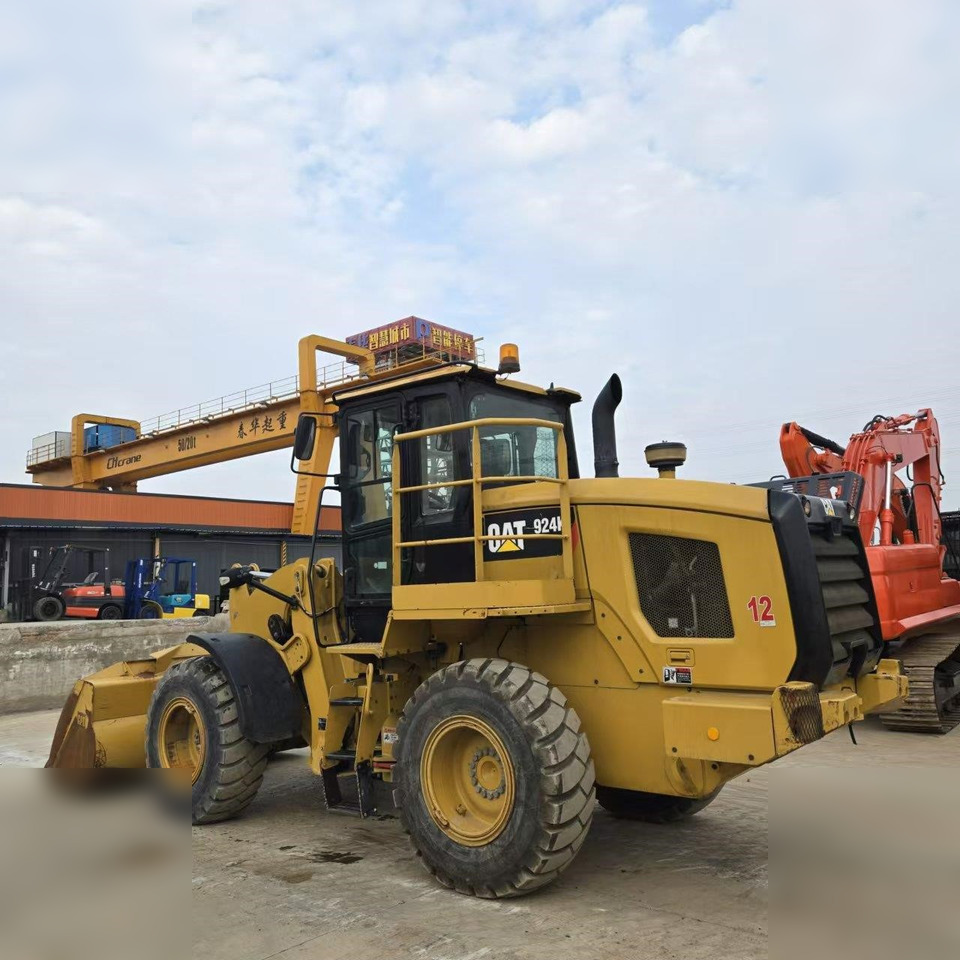 CATERPILLAR 924K - Gumikerekes homlokrakodó: 2 kép. CATERPILLAR 924K - Gumikerekes homlokrakodó: 2 kép.