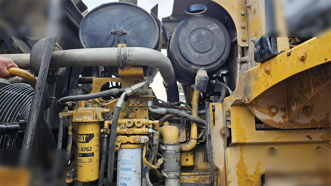 CATERPILLAR 950H - Gumikerekes homlokrakodó: 3 kép. CATERPILLAR 950H - Gumikerekes homlokrakodó: 3 kép.