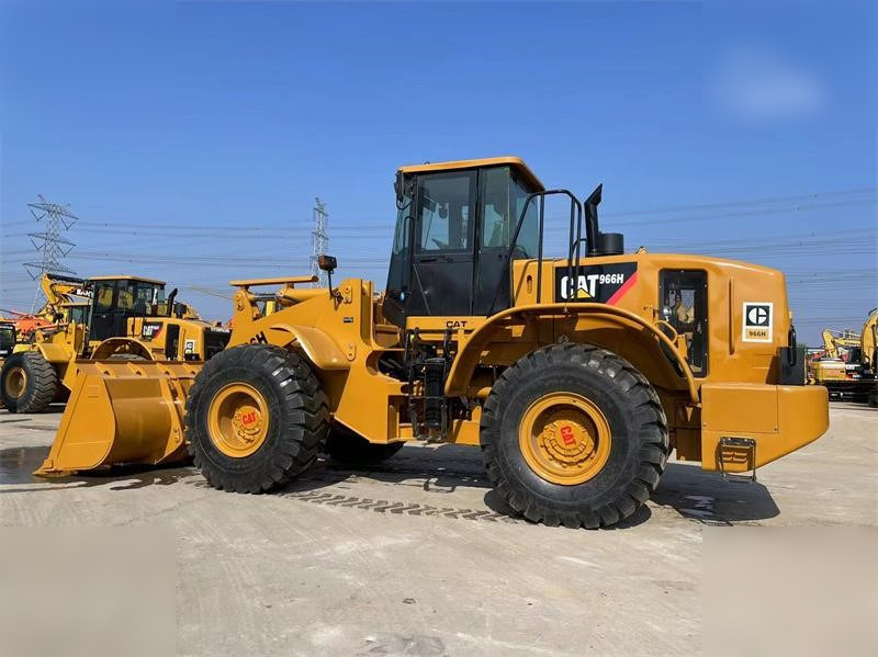 CATERPILLAR 966H - Gumikerekes homlokrakodó: 2 kép. CATERPILLAR 966H - Gumikerekes homlokrakodó: 2 kép.