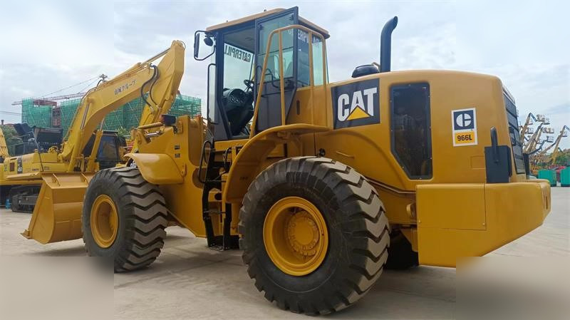 CATERPILLAR 966L - Gumikerekes homlokrakodó: 3 kép. CATERPILLAR 966L - Gumikerekes homlokrakodó: 3 kép.
