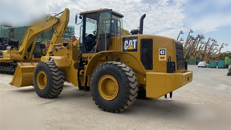 CATERPILLAR 966L - Gumikerekes homlokrakodó: 3 kép. CATERPILLAR 966L - Gumikerekes homlokrakodó: 3 kép.