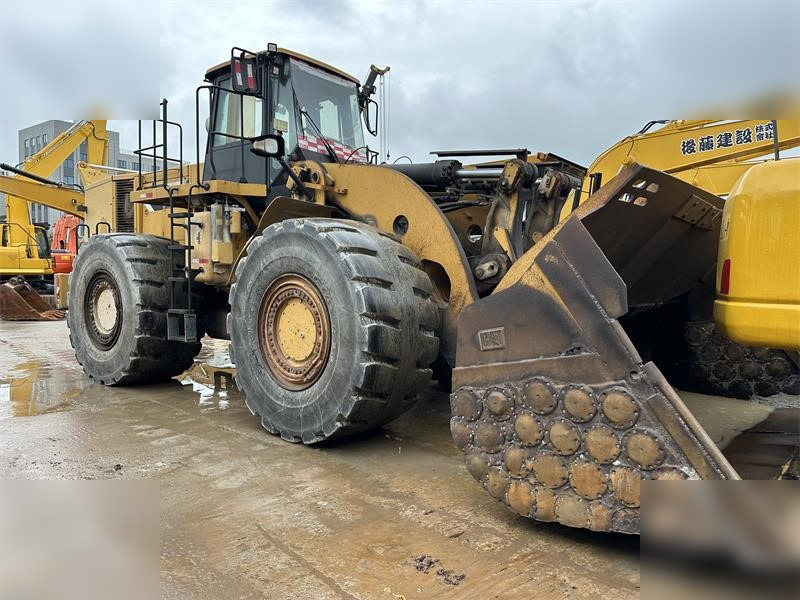 CATERPILLAR 986H - Gumikerekes homlokrakodó: 3 kép. CATERPILLAR 986H - Gumikerekes homlokrakodó: 3 kép.